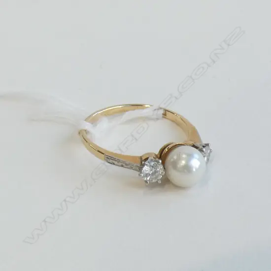18CT GOLD PEARL AND DIAMOND RING 3.16gm