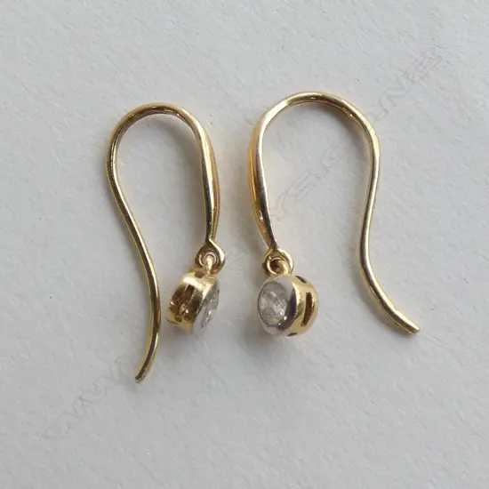 18CT GOLD & DIAMOND EARRINGS 0.9 GRAMS 