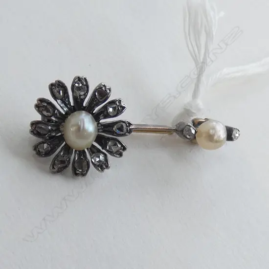 SMALL ANTIQUE GOLD/SILVER DAISY BROOCH SET WITH DIAMONDS & A PEARL