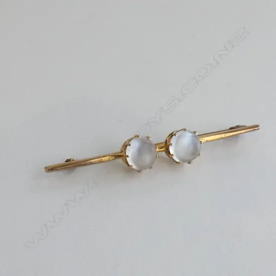 C1900 9CT GOLD 2 MOONSTONE BAR BROOCH 4.9GMS