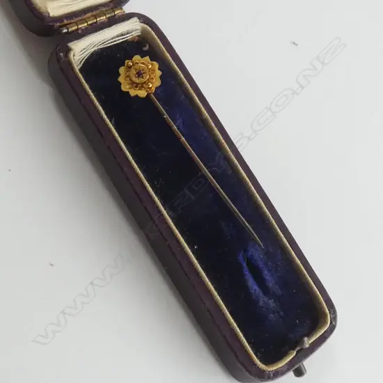 (17903) 15CT GOLD STICK PIN IN ORIGINAL BOX