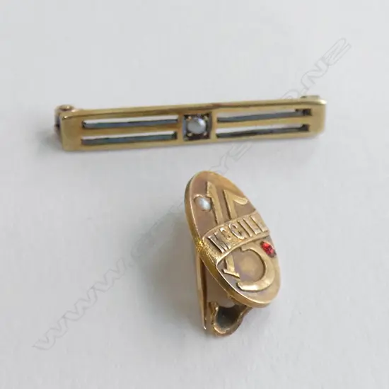 TWO 14CT GOLD BROOCHES  1.32gm