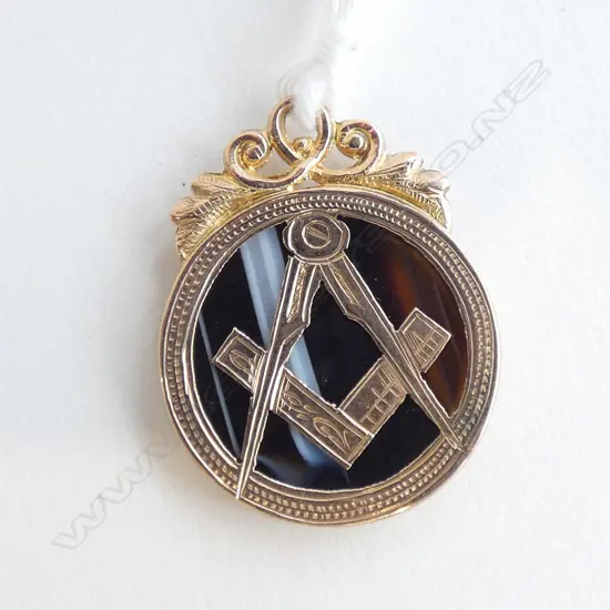 C1900 9CT GOLD & AGATE MASONIC PENDANT