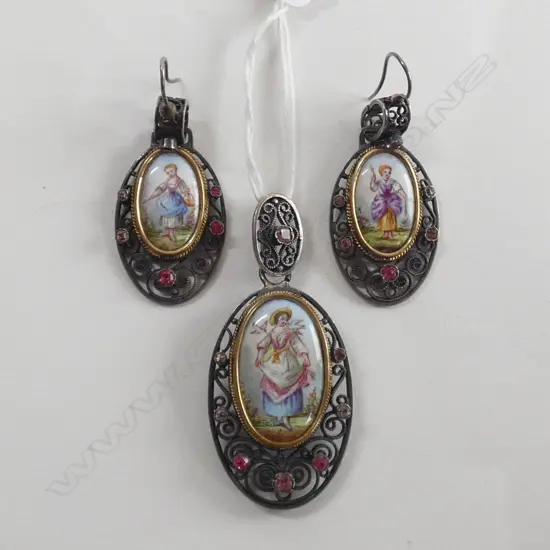 METAL & ROLLED GOLD VICTORIAN HAND PAINTED PORCELAIN MINIATURE PENDANT LOCKET & DROP EARRINGS....