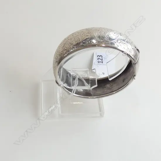 WIDE SILVER HINGED BANGLE 33.79gm 