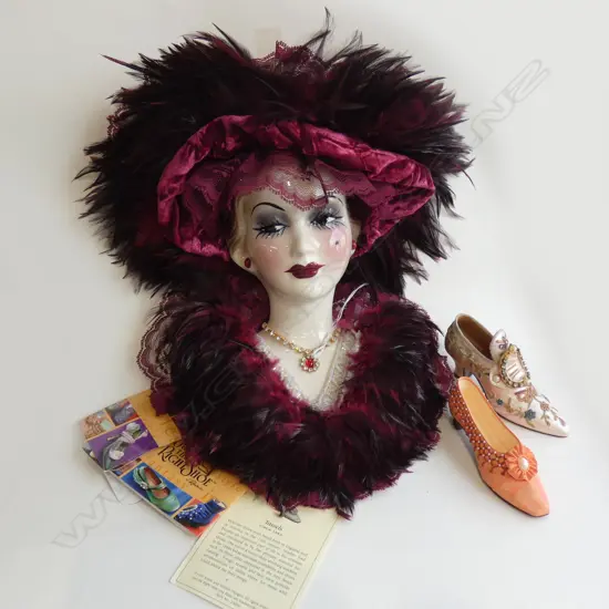 UNIQUE CREATIONS PORCELAIN WALL MASK L 320MM + 2 COLLECTABLE MINIATURE SHOES (L 115MM)