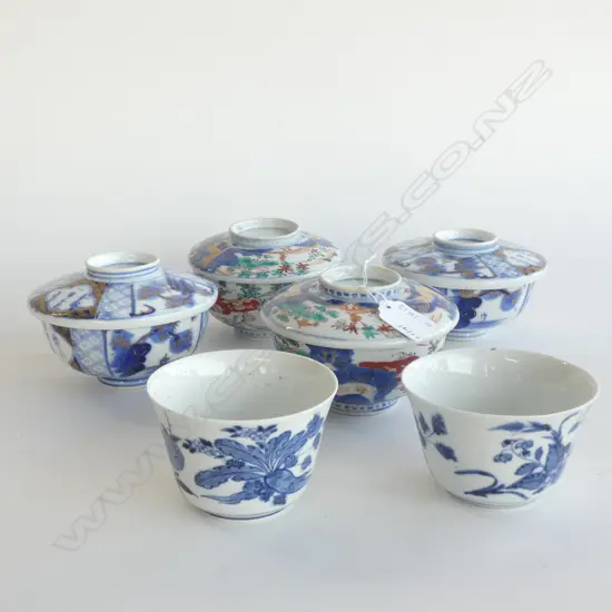 2 x 2 IMARI BOWLS & COVERS (135mm) & 2 B/W SMALL BOWLS, CHIP