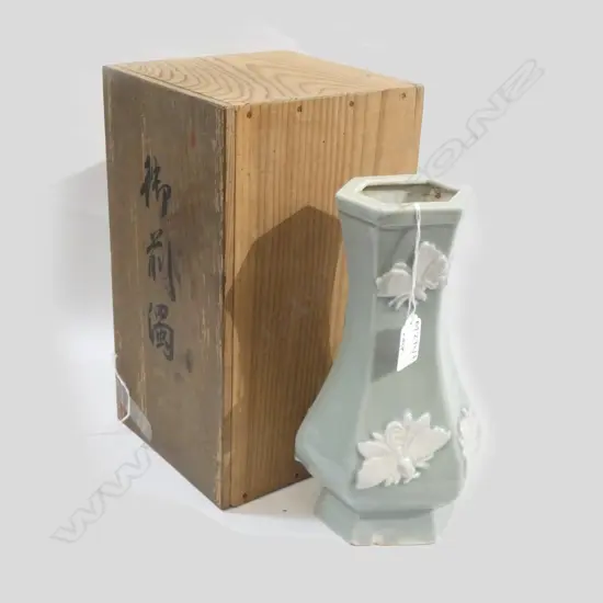CELADON VASE w. BUTTERFLIES H.250mm IN WOODEN BOX 