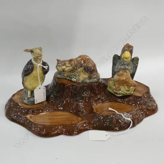 3 BESWICK ALICE SERIES FIGURINES; CHESHIRE CAT/ GRYPHON & MOCK TURTLE + BESWICK 5 FIGURE STAND L 310MM