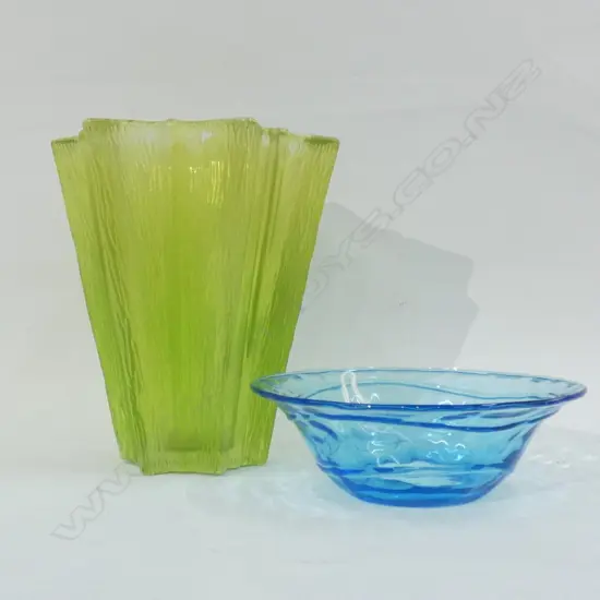 GREEN ART GLASS VASE (H 160MM) & BLUE GLASS BOWL (DIA 140MM)