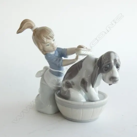 LLADRO FIGURINE 'BASHFUL BATHER' GIRL & DOG H. 130MM