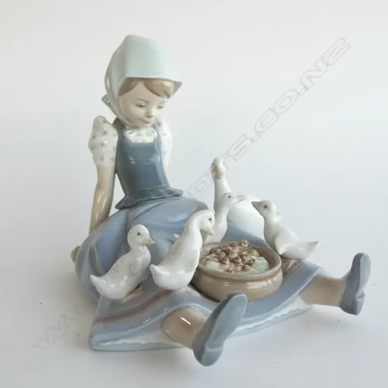 LLADRO FIGURINE 'MY HUNGRY BROOD' 175 X 185MM