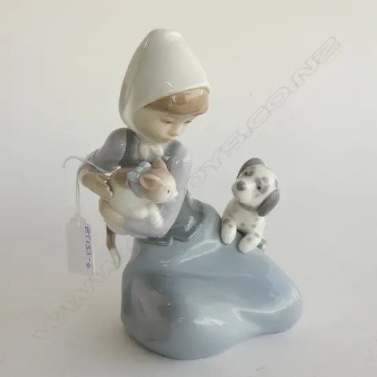 LLADRO FIGURINE 'LITTLE FRISKIES GIRL' H. 180MM