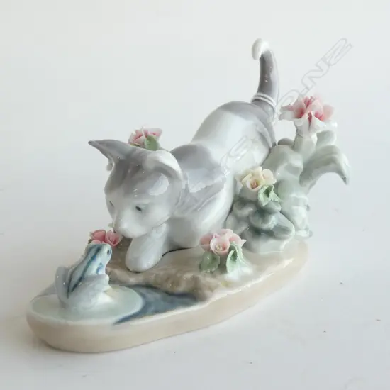 LLADRO FIGURINE 'KITTY CONFRONTATION' CAT & FROG  L 135MM