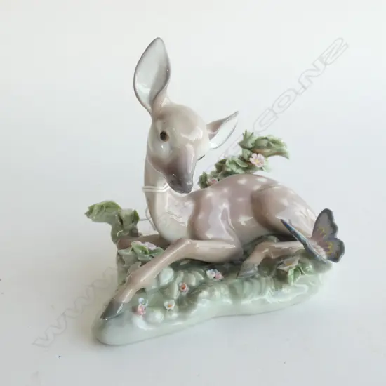 LLADRO FIGURINE 'A QUIET MOMENT' FAWN & BUTTERFLY H. 110MM a/f