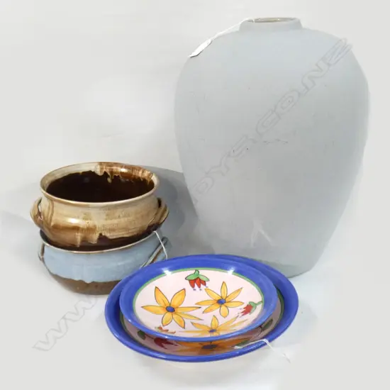 2 PHILIPPA TAYLOR CERAMIC DISHES (LARGEST DIA 24MM) + 2 POTTERY BOWLS (DIA 185MM) & LG GREY VASE (H400MM)