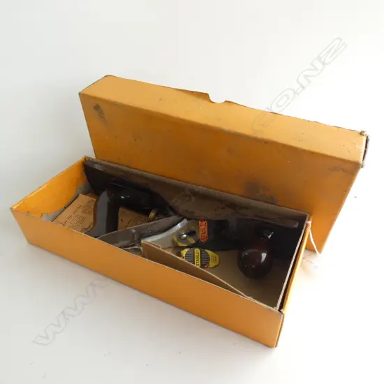 OLD STANLEY #5 PLANE W/BOX - UNUSED. BOX HAS AGE WEAR