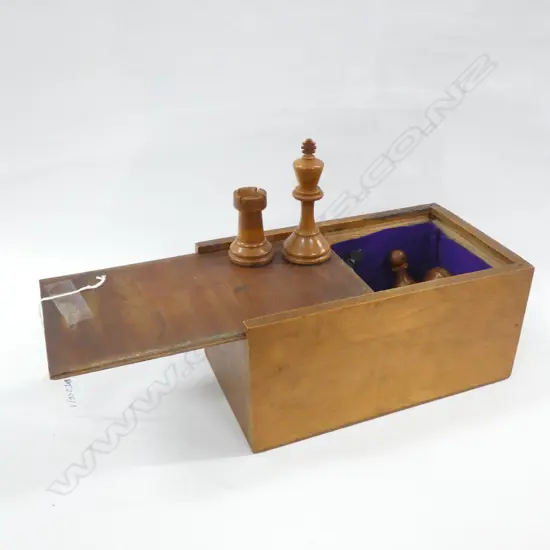 WEIGHTED BOXWOOD STAUNTON CHESS SET, IN WOODEN BOX