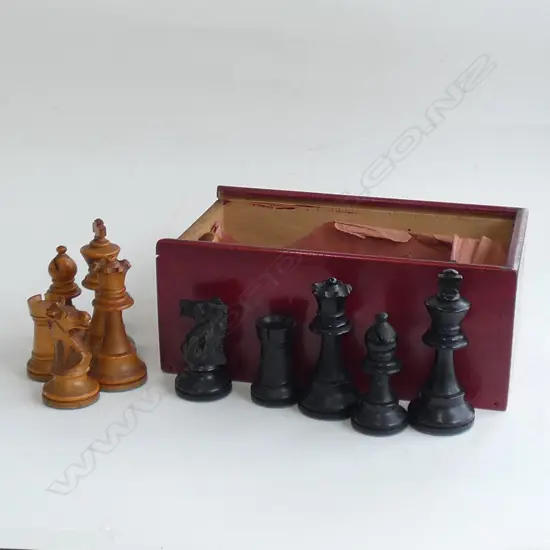 WEIGHTED BOXWOOD STAUNTON CHESS SET, IN RED WOODEN BOX
