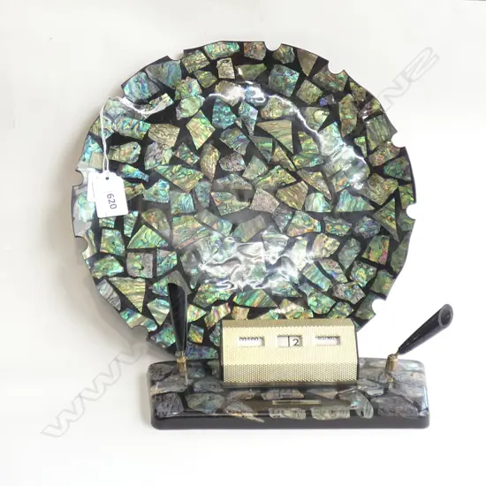 NZ PAUA SHELL PLATES (DIA 267MM) & DESK CALENDAR w PEN HOLDERS L 210MM)