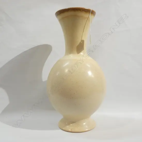 MANCUNIAN POTTERY (MT MAUNGANUI) VASE H 410MM
