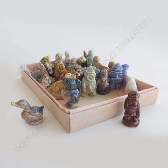 COLLECTION (28) OF WADE WHIMSIES       