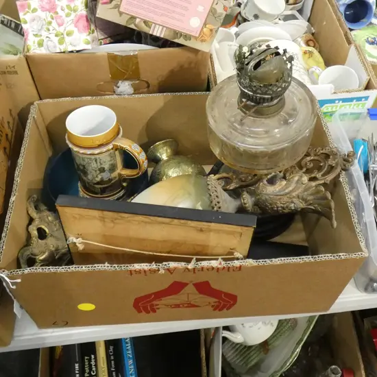 BOX LOT KERO LAMP, ORNATE URN VASE, TANKARD ETC