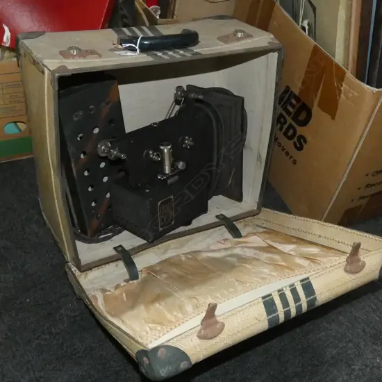 VINTAGE KODASCOPE EIGHT MODEL 40 MOVIE PROJECTOR IN SUITCASE