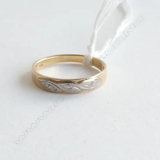 18CT GOLD & DIAMOND BAND RING 