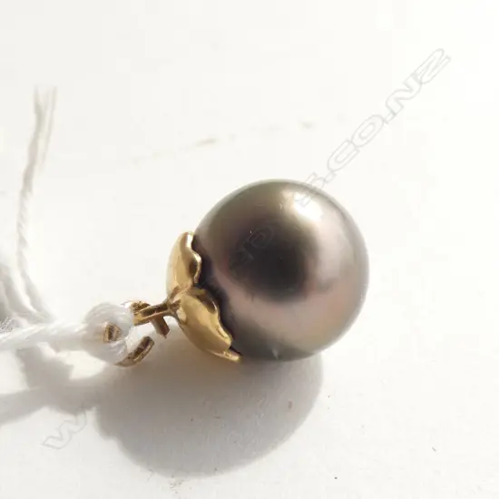 TAHITIAN BLACK PEARL PENDANT WITH 9CT GOLD CAP AND SUSPENSION RING
