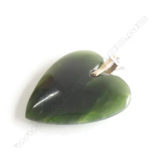 (19961) C1900 9CT & POUNAMU HEART PENDANT SMALLISH