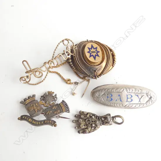 5 PCES JEWELLERY; GOLD PLATE BROOCH, ETC