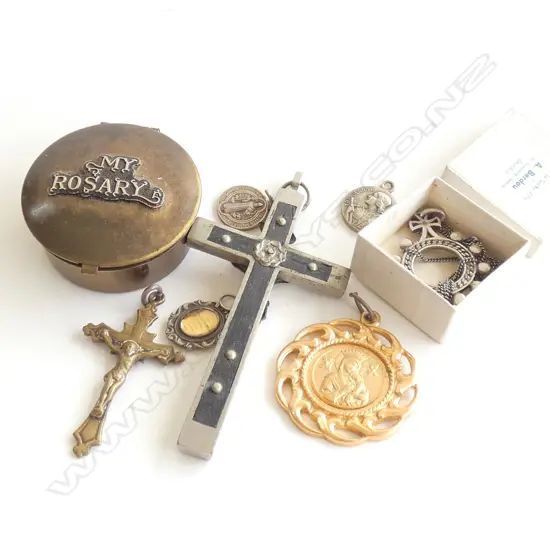 BAG OF RELIGIOUS ITEMS - ROSARY/CROSS ETC
