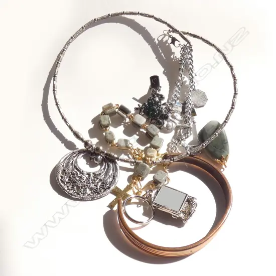 BAG COSTUME JEWELLERY INCL CHARM BRACELET / FROG TIE PIN ETC.