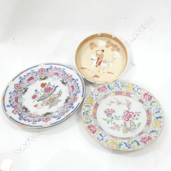 2 18TH CENTURY ORIENTAL FAMILLE ROSE PLATES - BOTH WITH REPAIRS LARGEST DIA 250MM + ORIENTAL PORCELAIN ASHTRAY