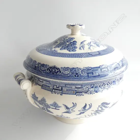LARGE WEDGWOOD B/W WILLOW TUREEN