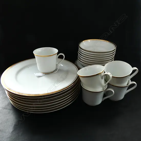 8 PLACE SHEFFIELD 'REGENCY GOLD' PORCELAIN; 8 DINNER PLATES ETC