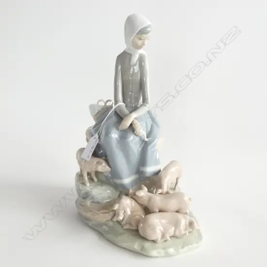 LLADRO 'GIRL WITH PIGLETS' FIGURE GROUP...