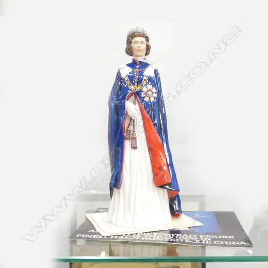 ROYAL DOULTON QUEEN ELIZABETH 11 30TH ANNIVERSARY H.270MM  HN2878 RETAIL $1225 578/2500...