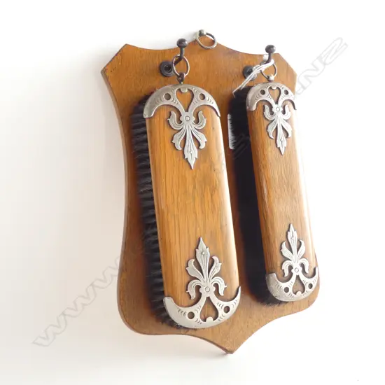 PR. VICTORIAN CLOTHES BRUSHES ON OAK SHIELD H.255mm