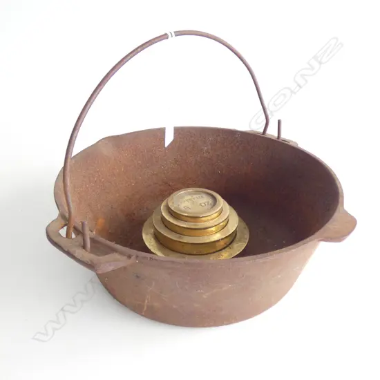 OLD CAST IRON POT & 4 AVERY SCALE WEIGHTS 