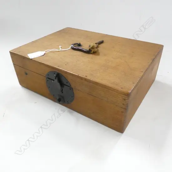SM WOODEN BOX WITH BRASS HANDLE - LOCK & KEY 295 X 220 X 100MM