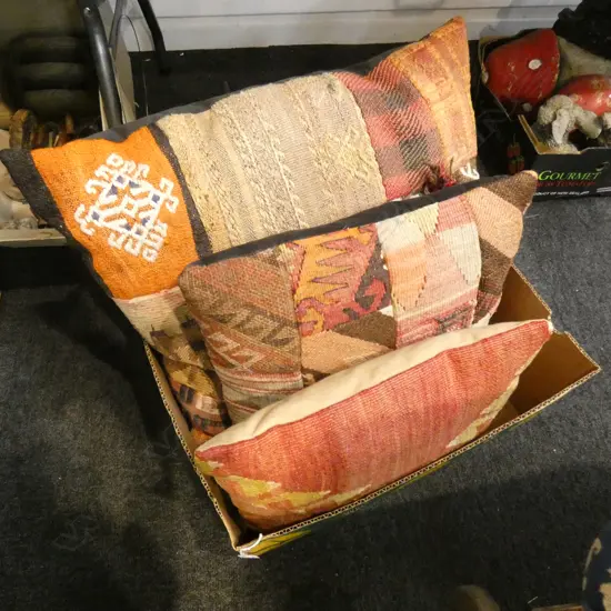 BOX LOT 3 TURKISH CUSHIONS 1 AF