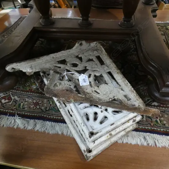 5 PCES WHITE PAINTED CAST IRON; 3 GRILLES 340x160mm + 2 BRACKETS