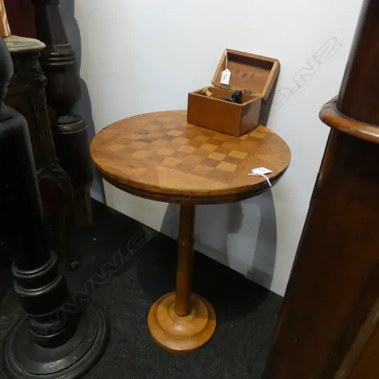 NATIVE TIMBER INLAY CHESS TABLE & PIECES H.620mm 430mm dia