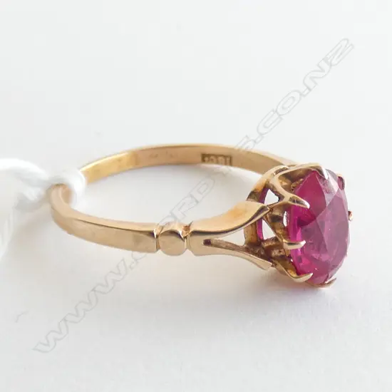 VINTAGE 18CT GOLD & RED STONE RING 2.58gms
