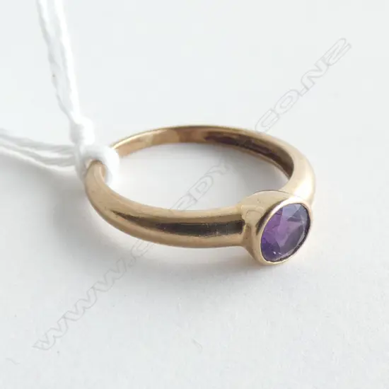 9CT GOLD & AMETHYST SOLITAIRE RING 1.4gms