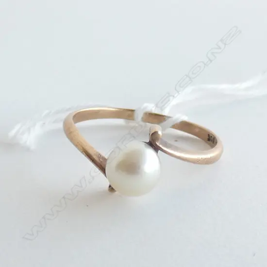 9CT GOLD & CULTURED PEARL RING 2.2gms