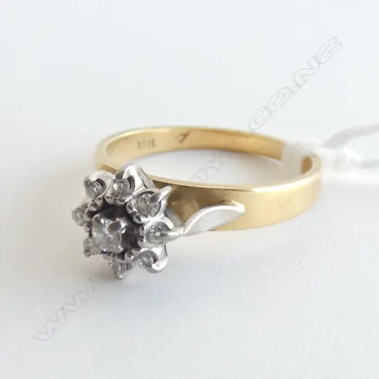 18ct YELLOW GOLD MULTI DIAMOND CLUSTER RING 3.9gms