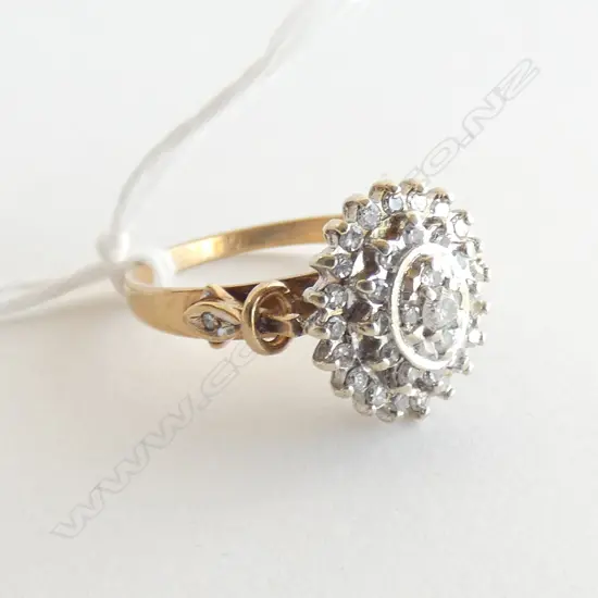 9ct MULTI DIAMOND CLUSTER TOP RING 3.6gms